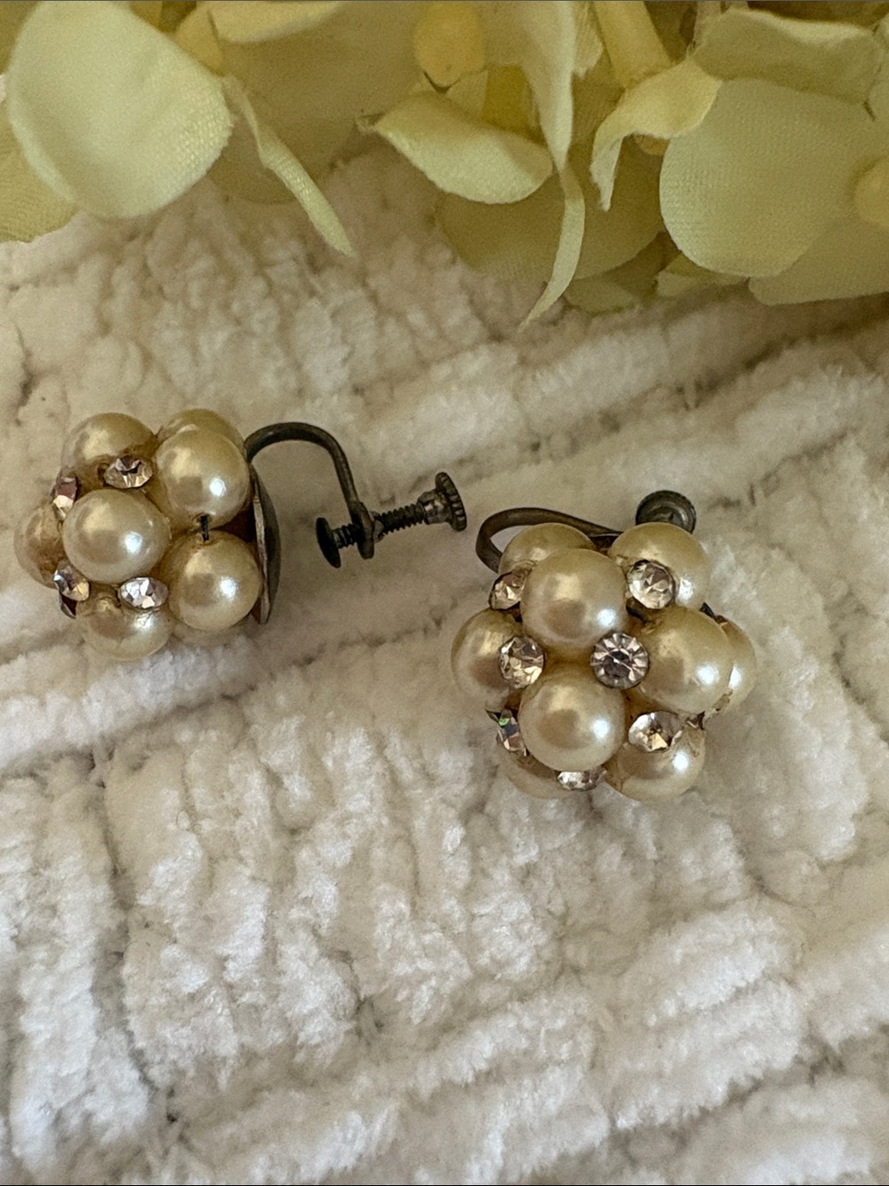 Vintage-Inspired Pearl Cluster Screwback Earrings - Cream